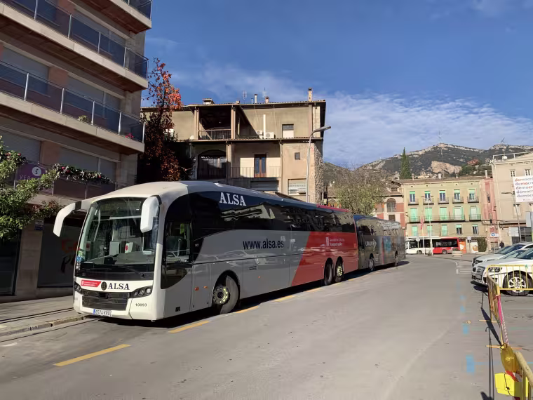 Un bus a la parada de Berga