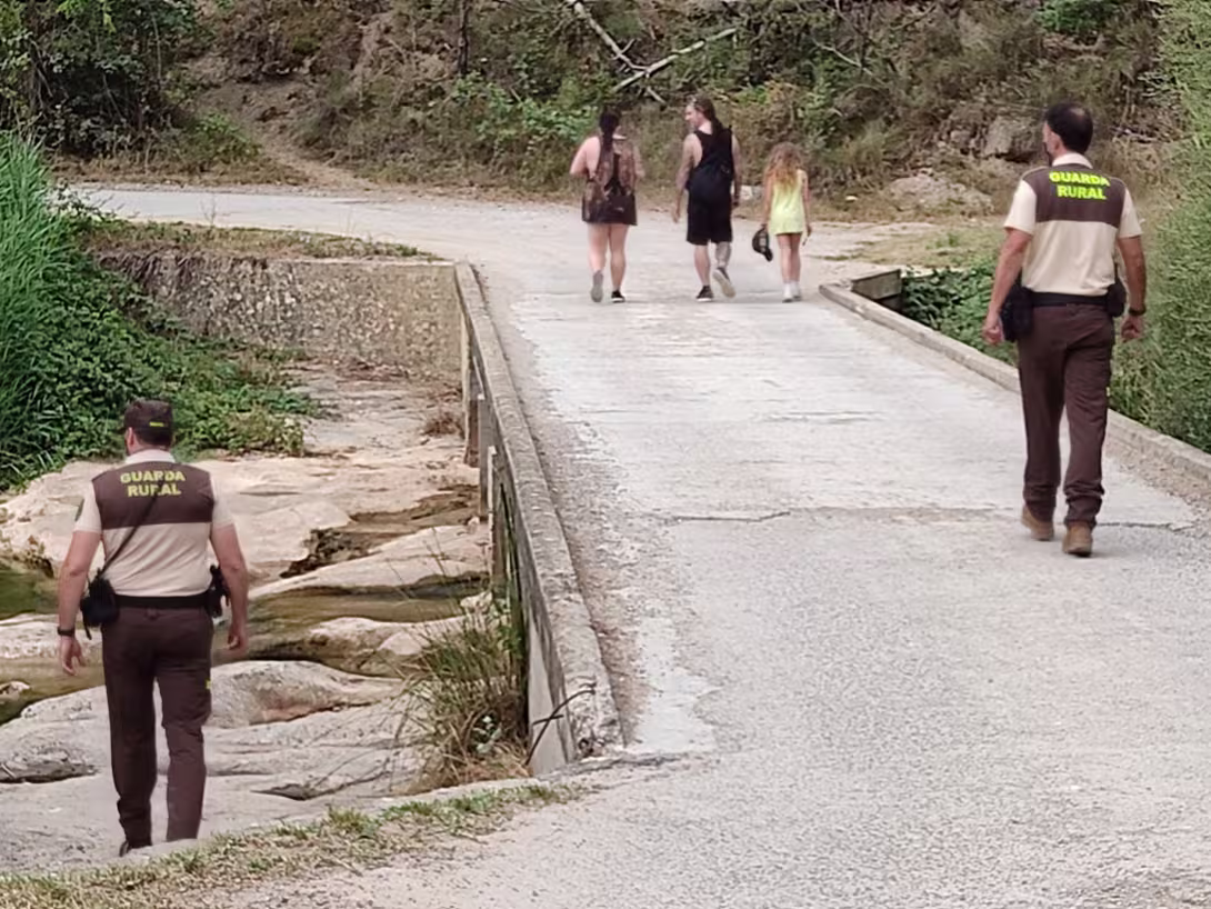 Agents del servei de guarderia rural|||Informadora a la riera de Merlès||